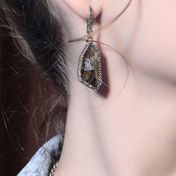 Stunning Earrings - Picture 7 of 8